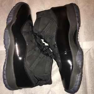 Jordan 11 cap n gown sz 11 aka prom night